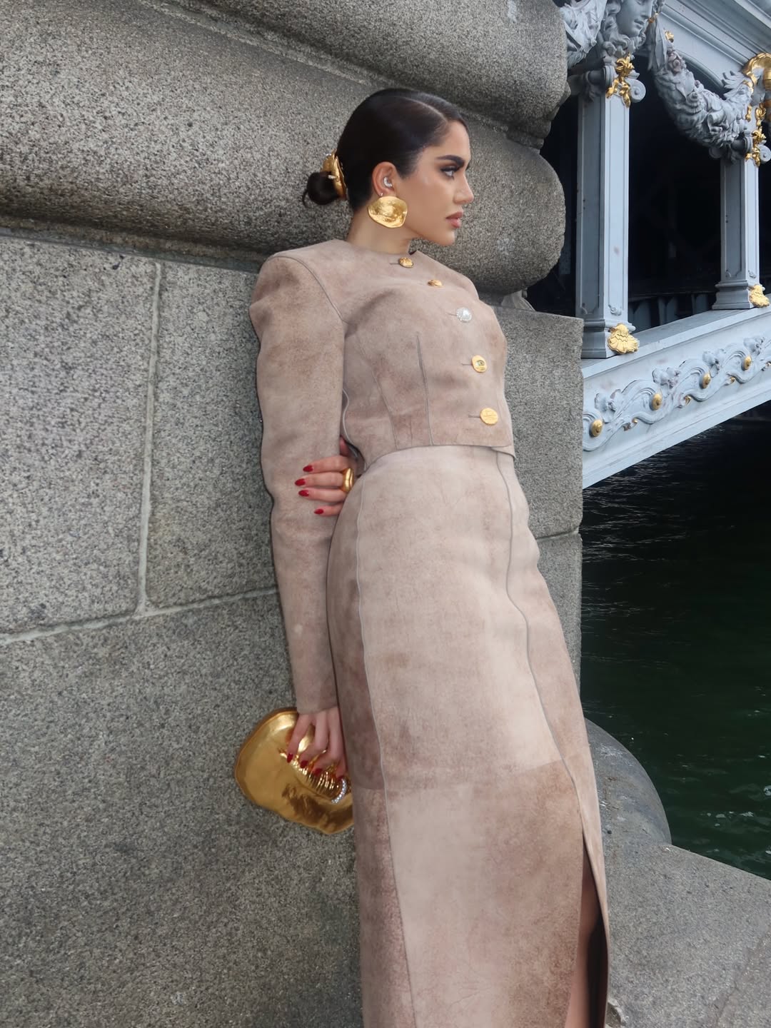 نجود الرميحي بطقم من تنورة ماكسي بقصة بنسل وجاكيت مجسم بتصميم بسيط