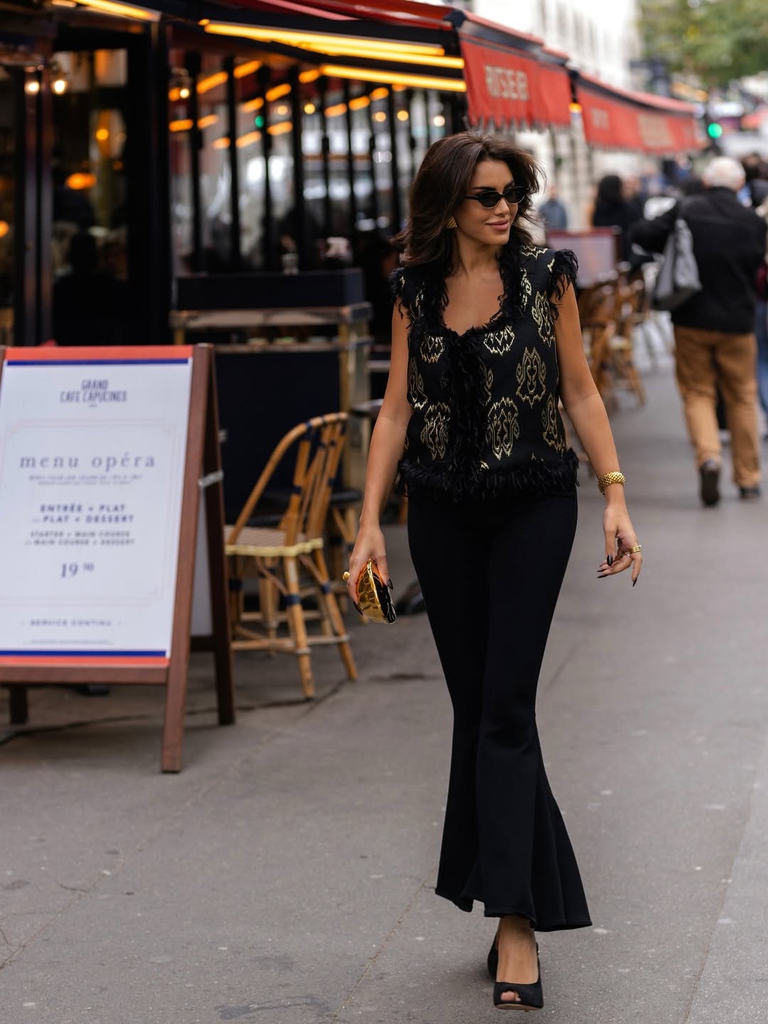 نجود بإطلالة أنيقة باللون الأسود من ماركة Giambattista valli