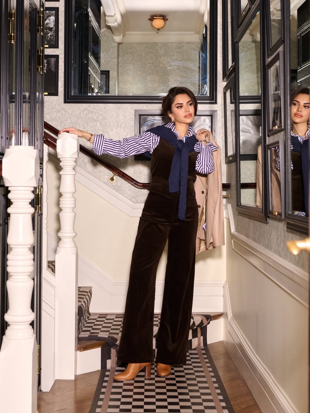  نجود ببدلة من المخمل باللون البني الداكن