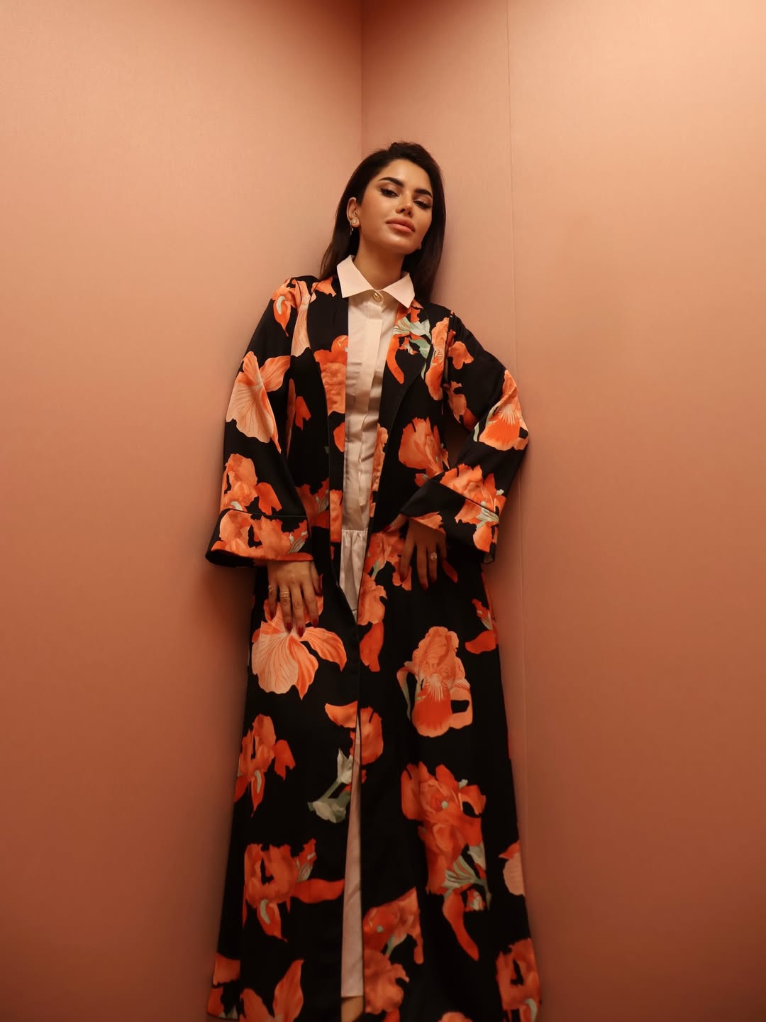 نجود بستايل العباية المفتوحة باللون الأسود المنقوشة بورود كبيرة