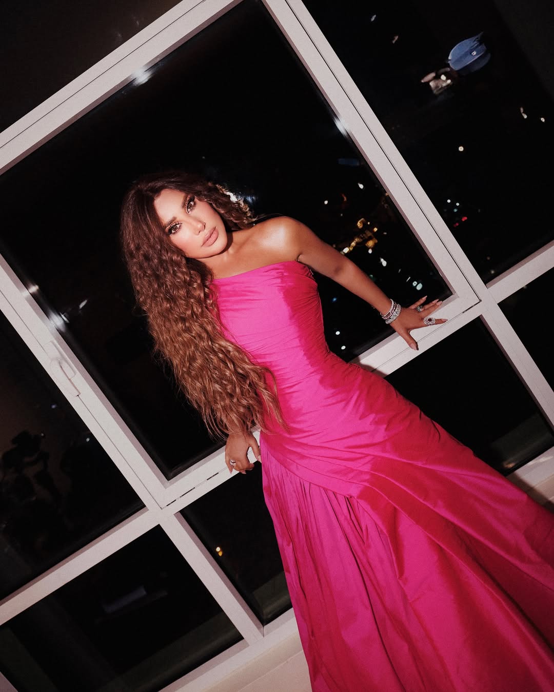 نجوى كرم بإطلالة أنثوية باللون الفوشيا بستايل فستان الأميرات المنفوش