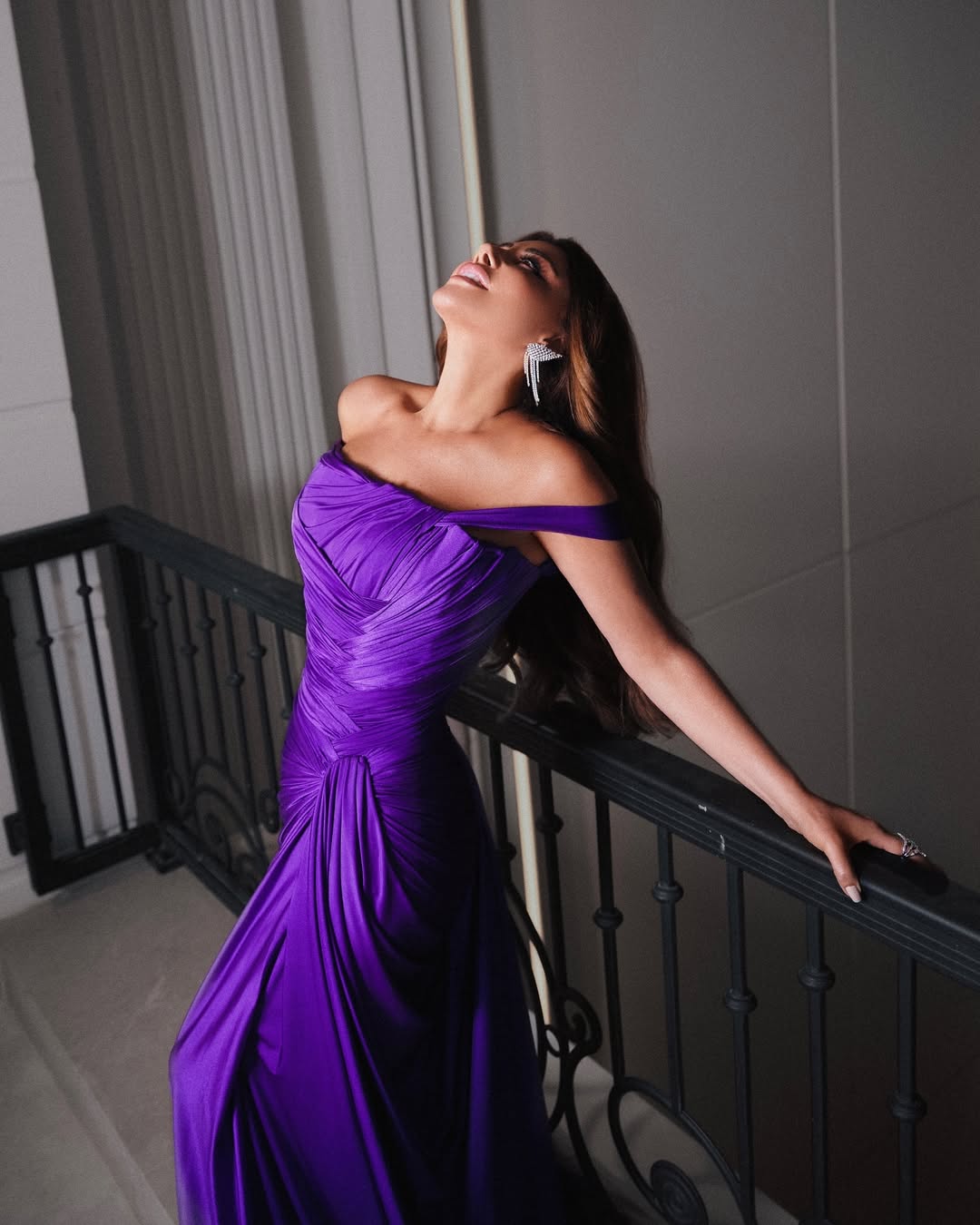 نجوى كرم بستايل فستان درابيه باللون البنفسجي