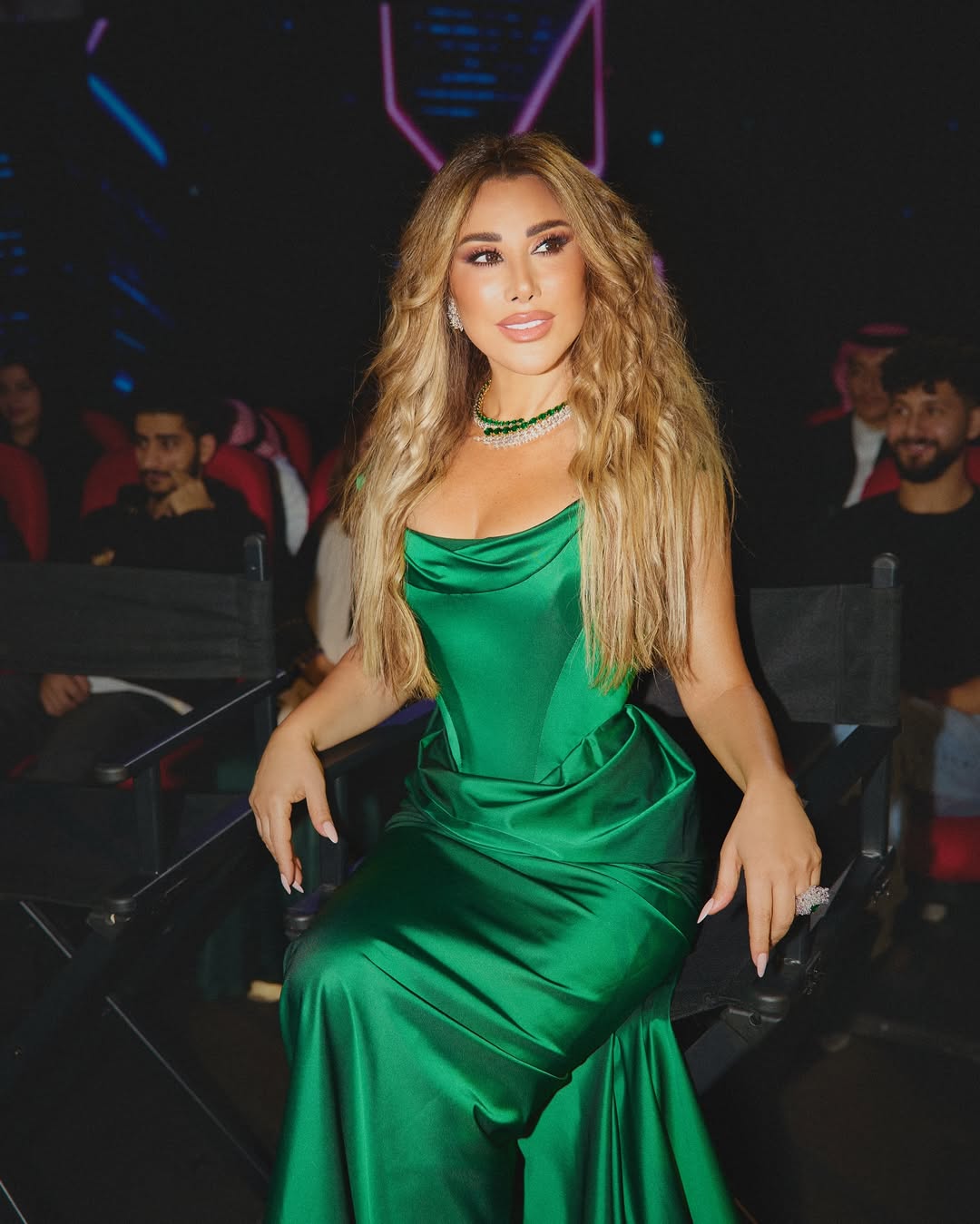 نجوى كرم بفستان من الحرير باللون الأخضر الزمردي