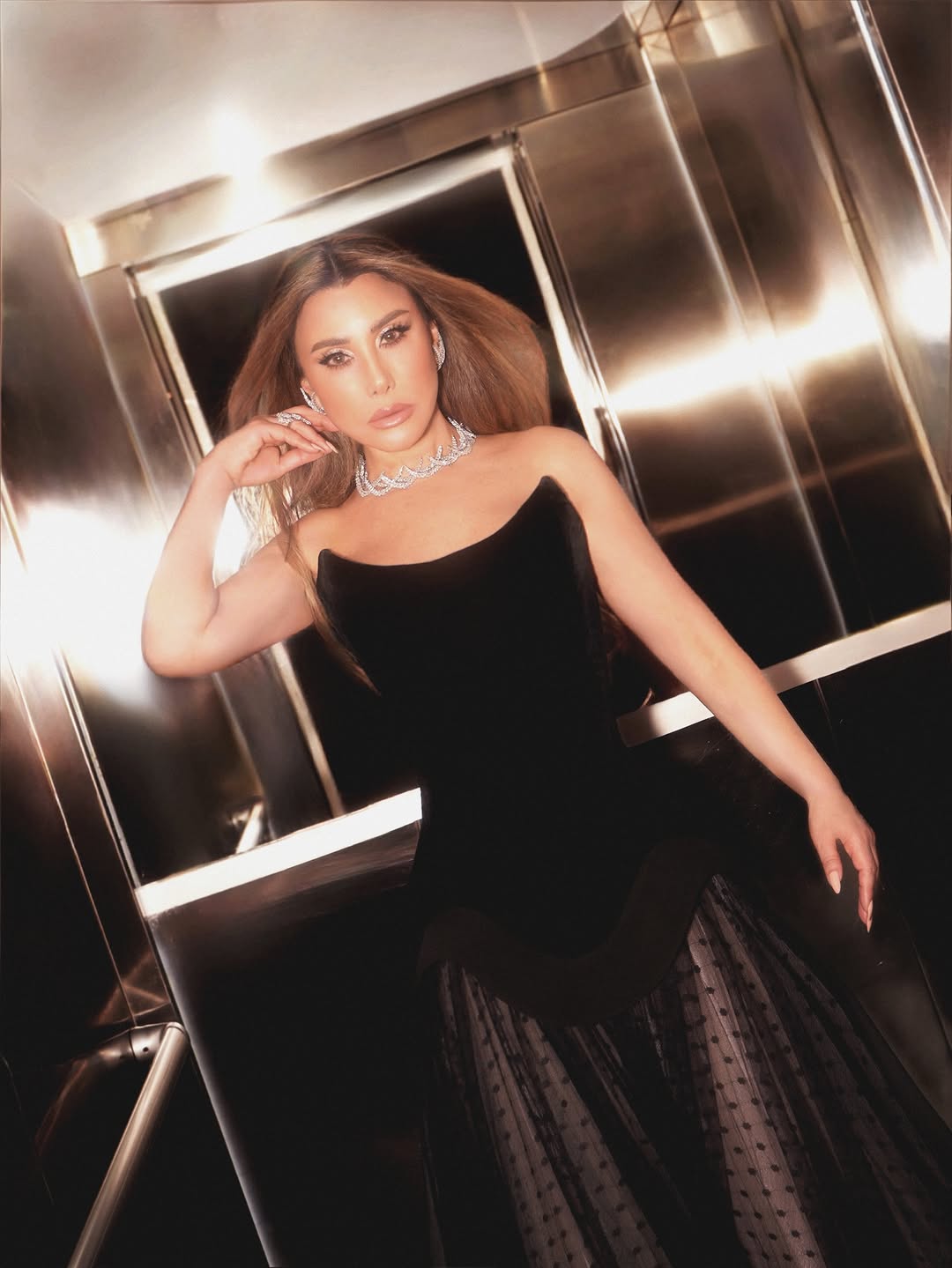 نجوى كرم بفستان الأسود مع صيحة "الكورسيه"