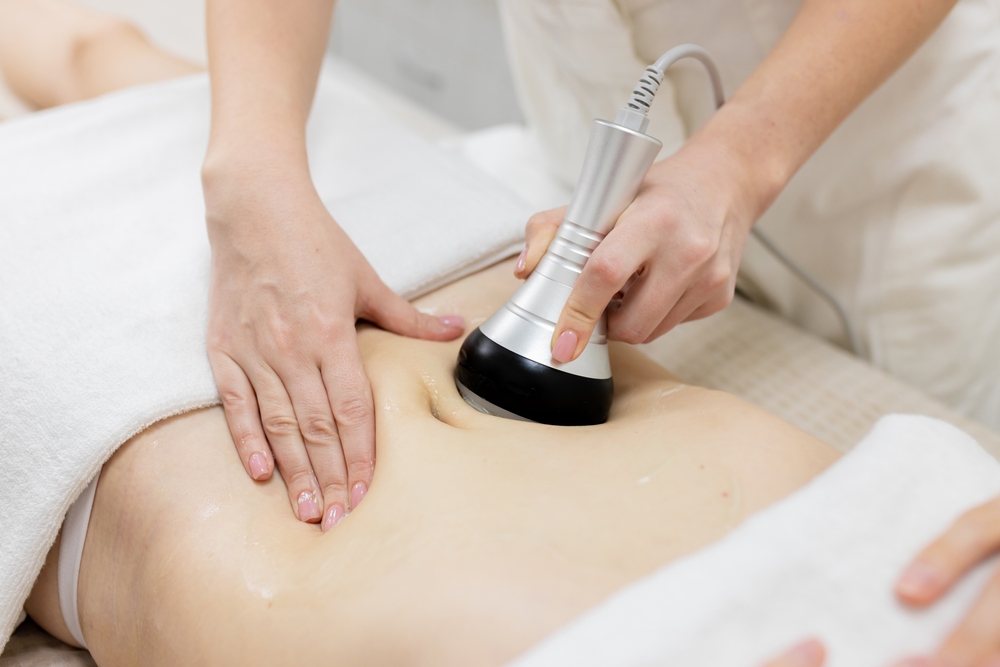 نحت الجسم هو علاج تجميلي غير جراحي يعتمد على استخدام موجات حرارية أو ضوئية تستهدف الدهون العنيدة تحت الجلد