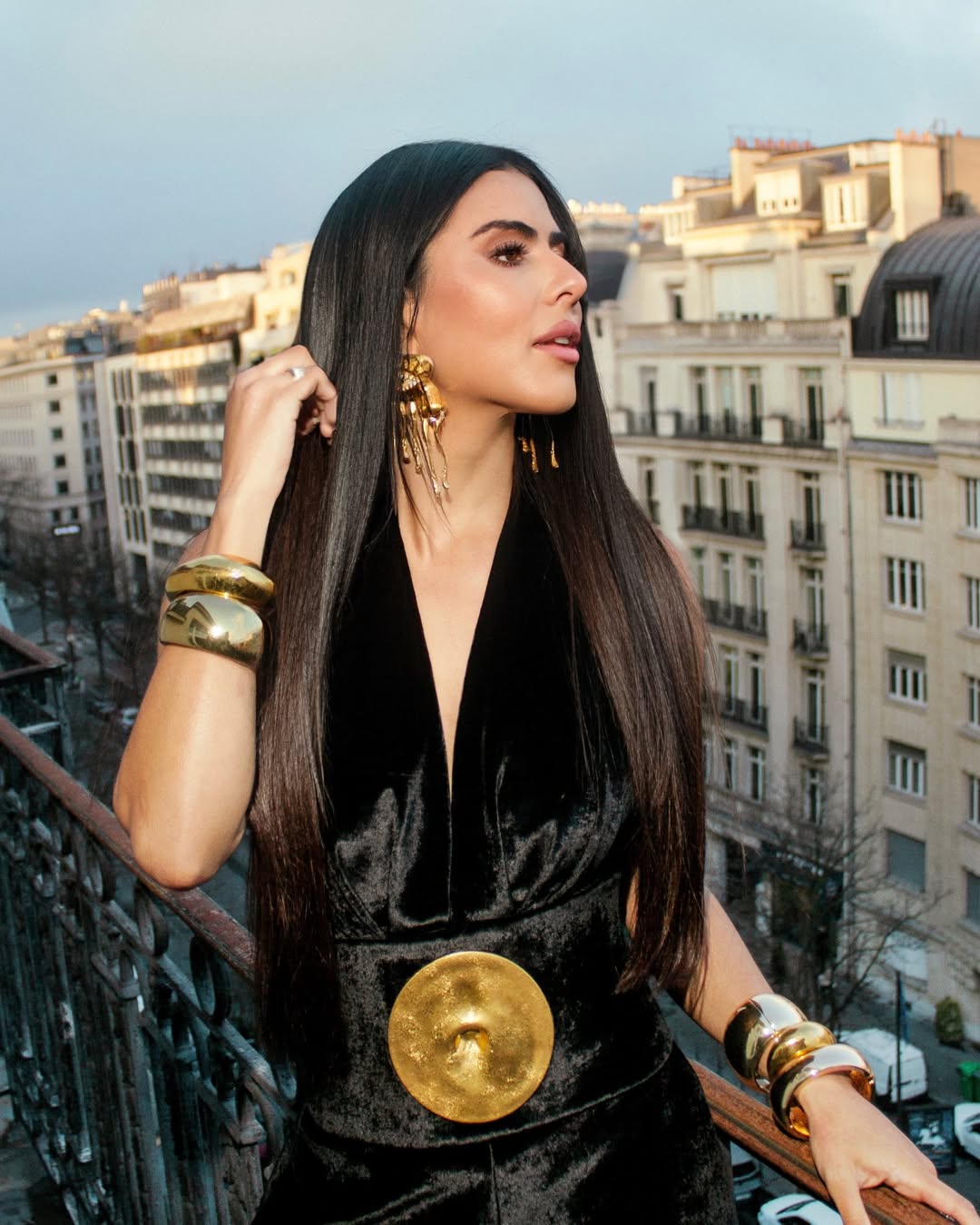 ندى باشن بالشعر الطويل المالس واللامع