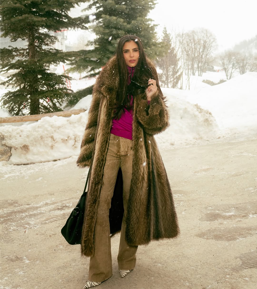 ندى باعشن تكسر هدوء الشتاء بإطلالة جريئة