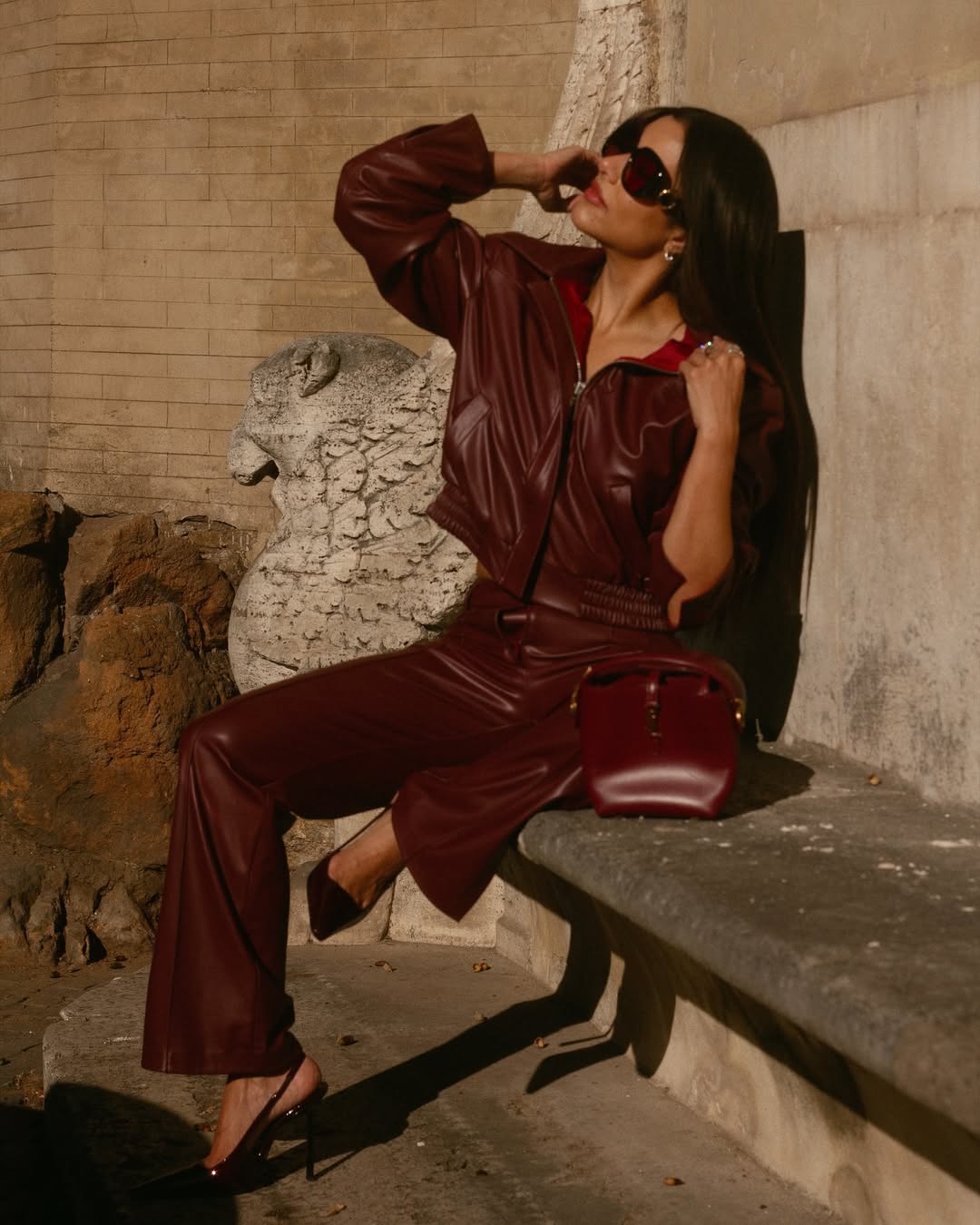 ندى باعشن بإطلالة صباحية من الجلد باللون البرغندي