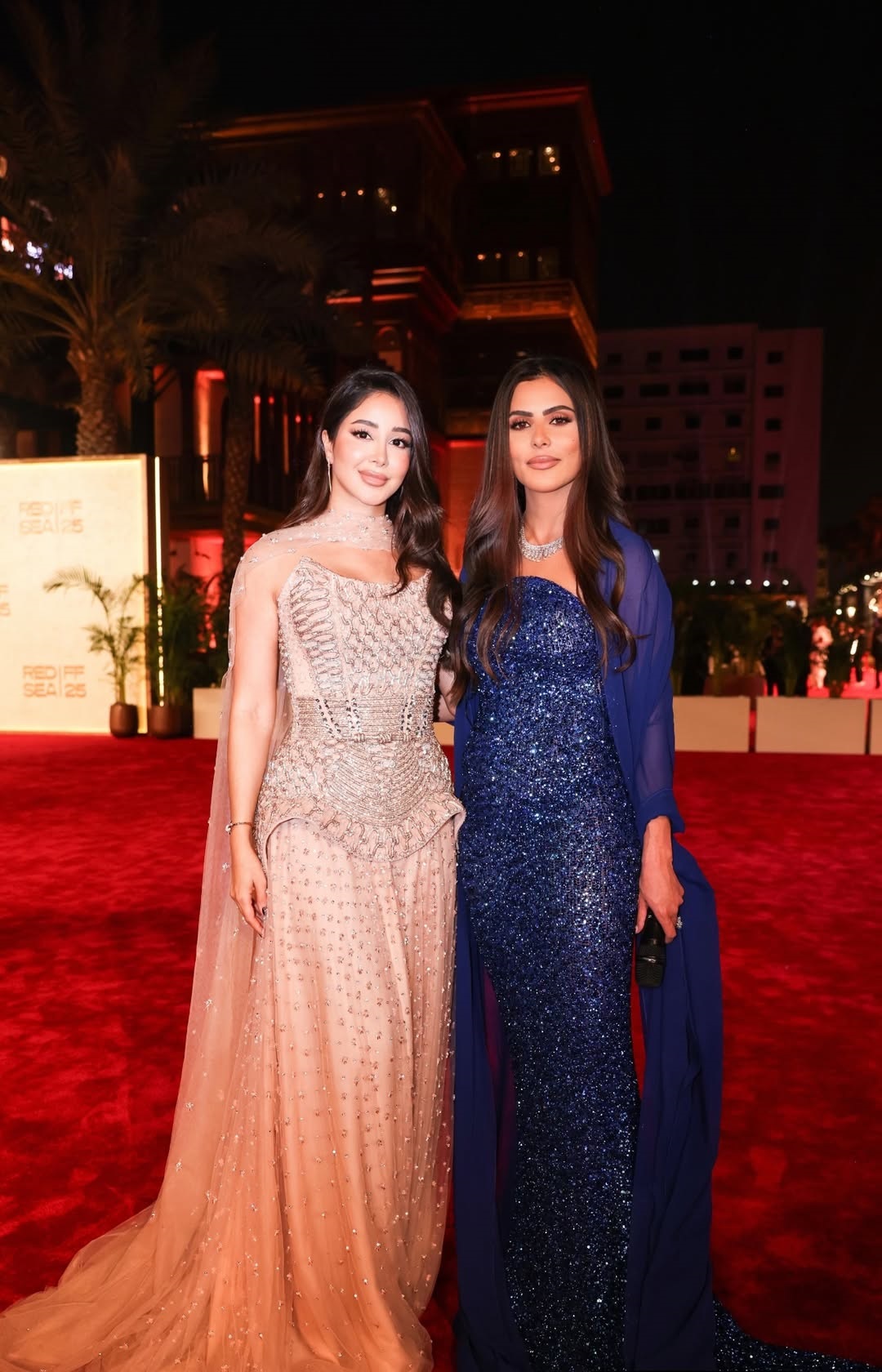 ندى باعشن بإطلالة مرصعة باللون الأزرق الملكي