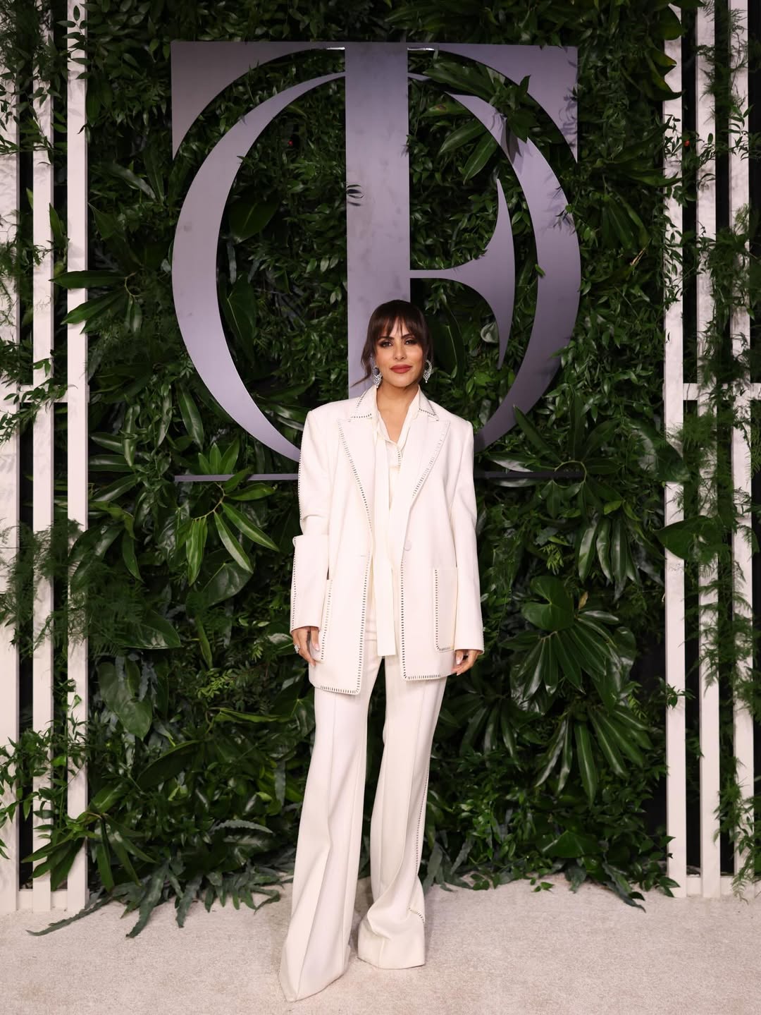 ندى باعشن بصيحة البدلة النسائية باللون الأبيض