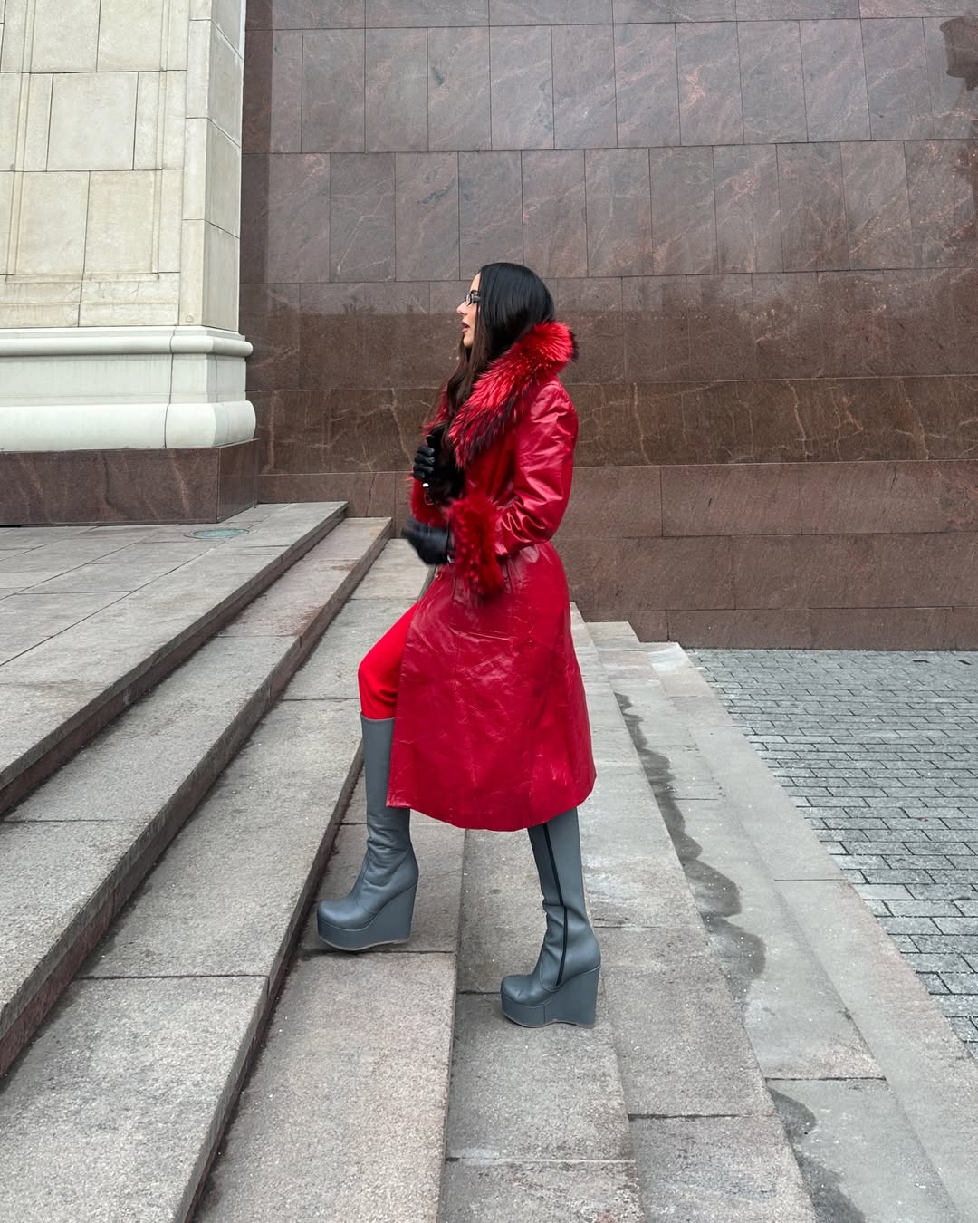 ندى باعشن بمعطف ميدي باللون الأحمر مميز بلمسة الفرو السميك