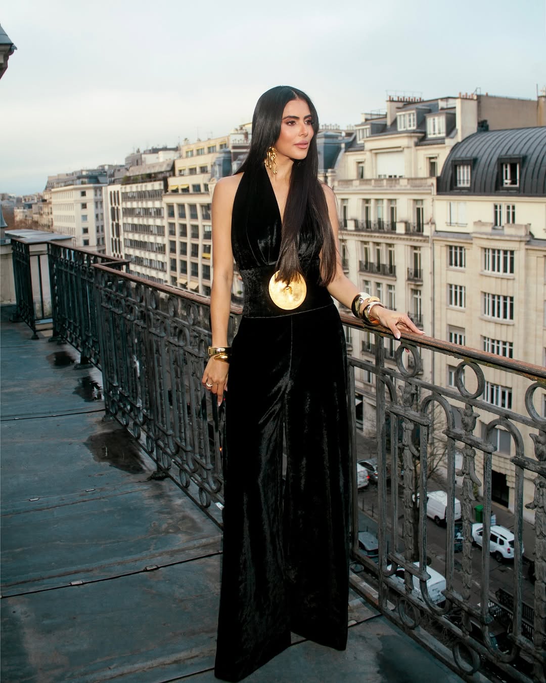 ندى باعشن بإطلالة كوتور سوداء في عرض سكياباريلي