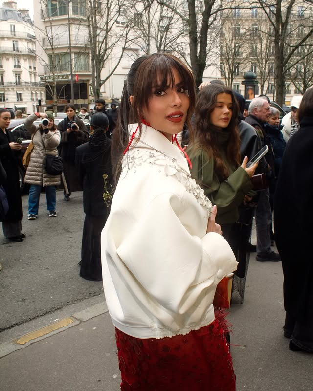 ندى باعشن بتسريحة شعر ذيل الحصان المرتفع مع "غرة الستارة"