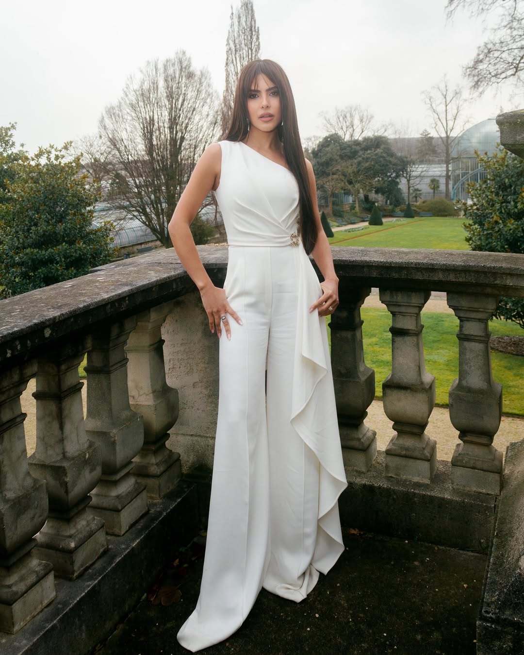 ندى باعشن متألقة باللون الأبيض في عرض إيلي صعب