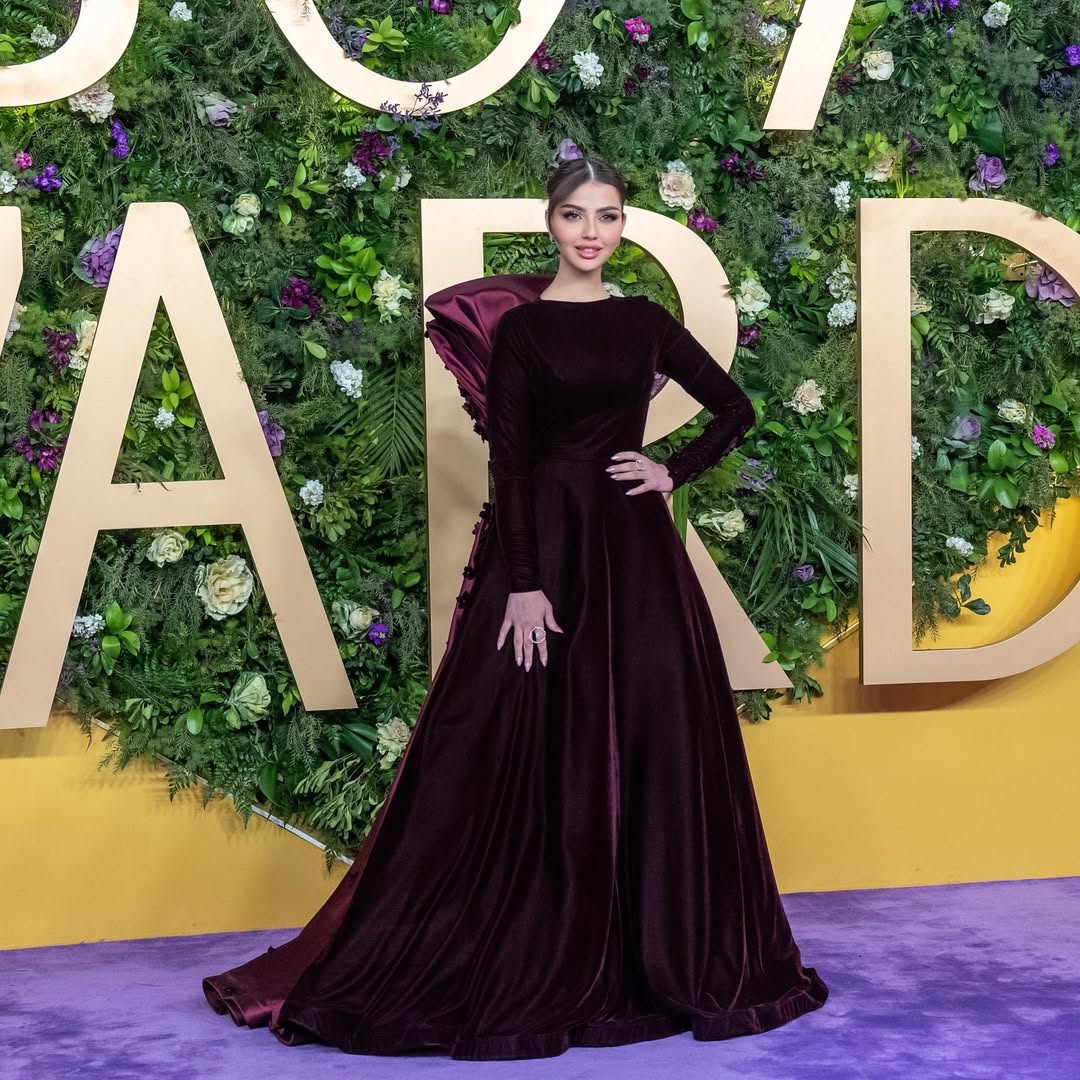 إطلالة نرمين محسن بفستان مخمل عنابي