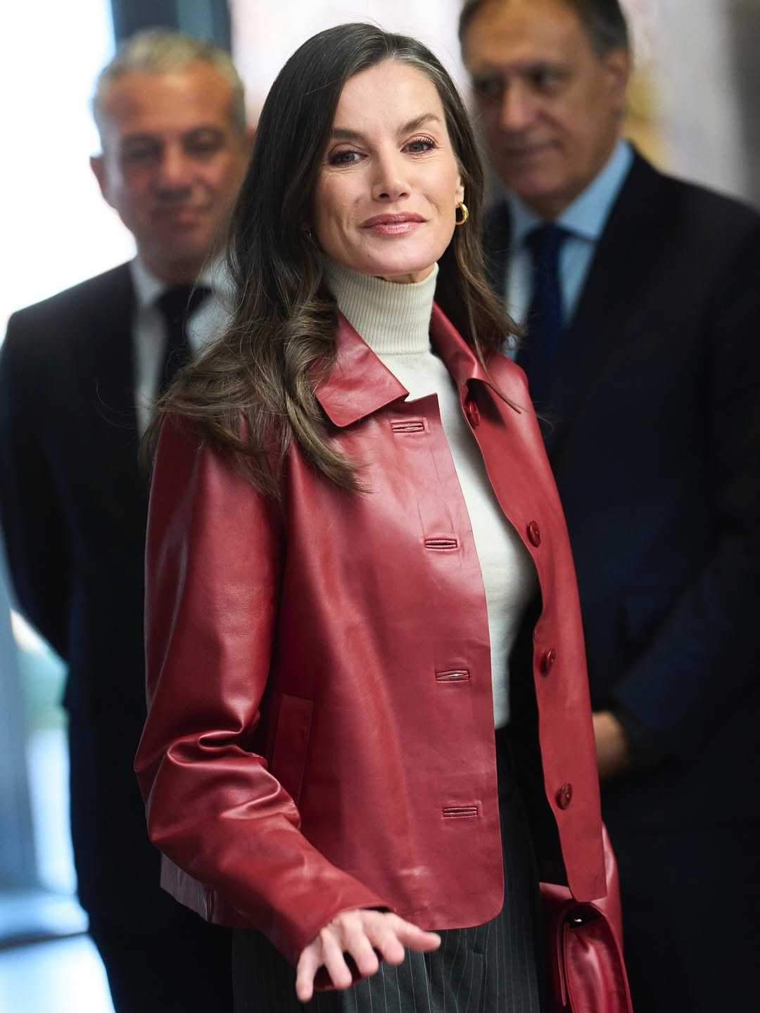 نسقت الملكة ليتيزيا السترة الجريئة مع بنطال مخطط