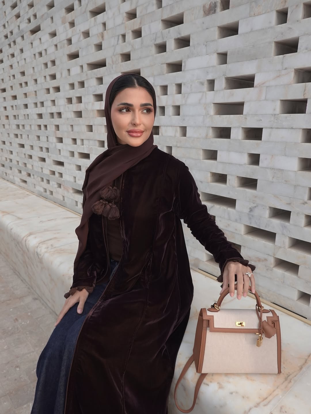 نسقت حنين مع تلك الإطلالة حذاء اللوفر الكلاسيكي