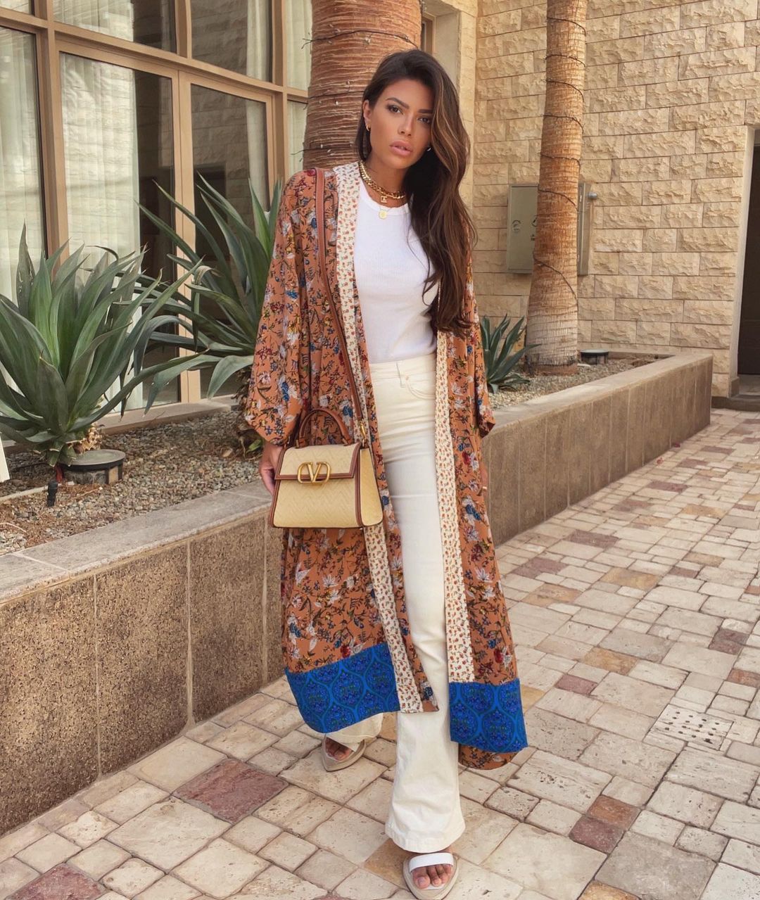 نسّقي مع العباية المزيّنة بالنقشات إطلالة مونوكروم باللون الأبيض بهذه الطريقة ستبرزين العباية أكثر