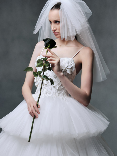 نعومة فستان زفاف طوني ورد من مجموعة La Mariée  ربيع 2027