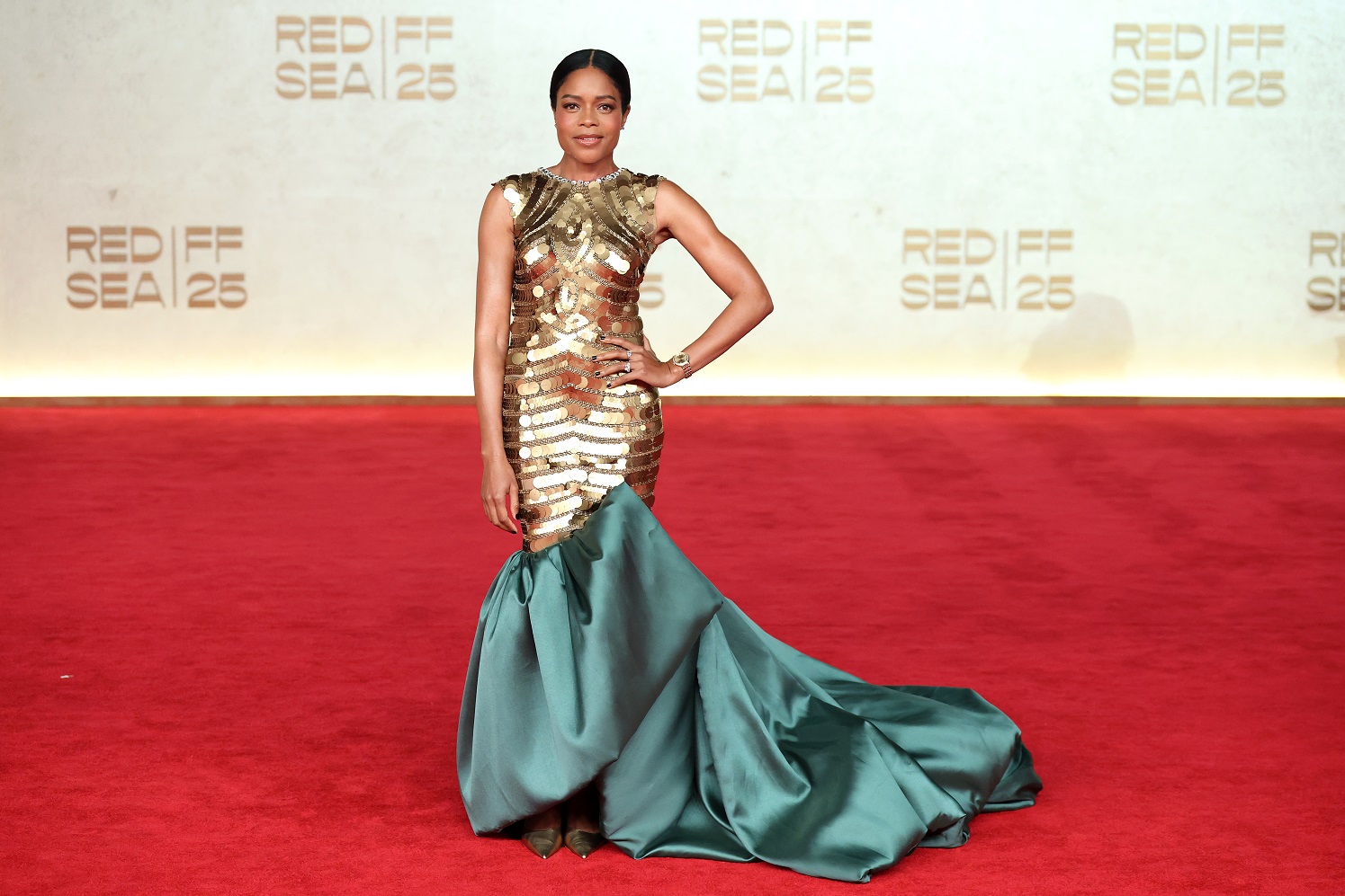 نعومي هاريس بإطلالة من توقيع تيما عابد