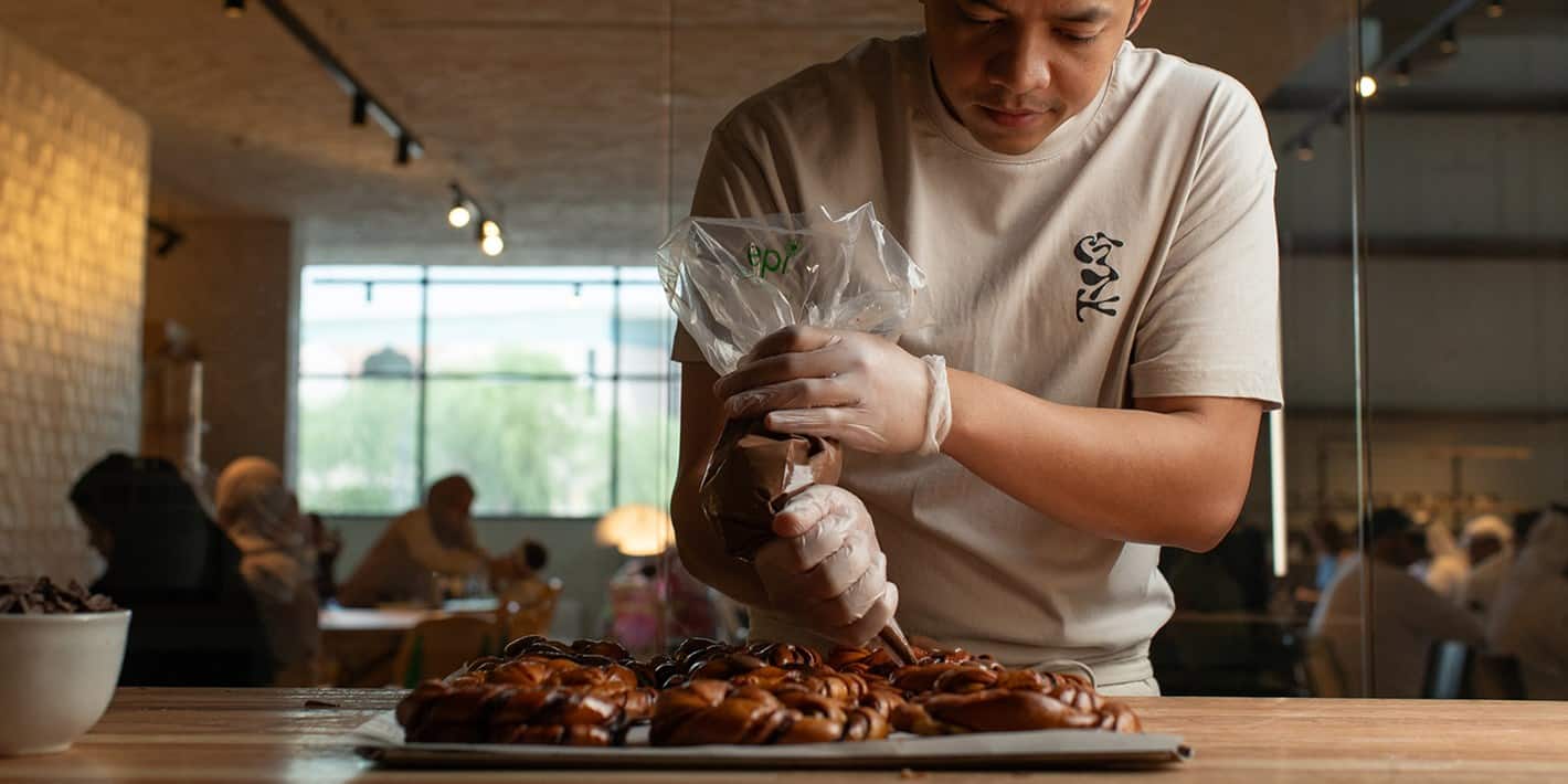 نكهات مميزة في مقاهٍ عصرية بالقوز