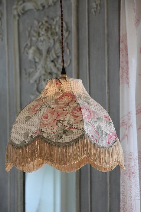 نمط أغطية المصابيح ذات الحواف المزخرفة كان شائعًا في السبعينات والثمانينات