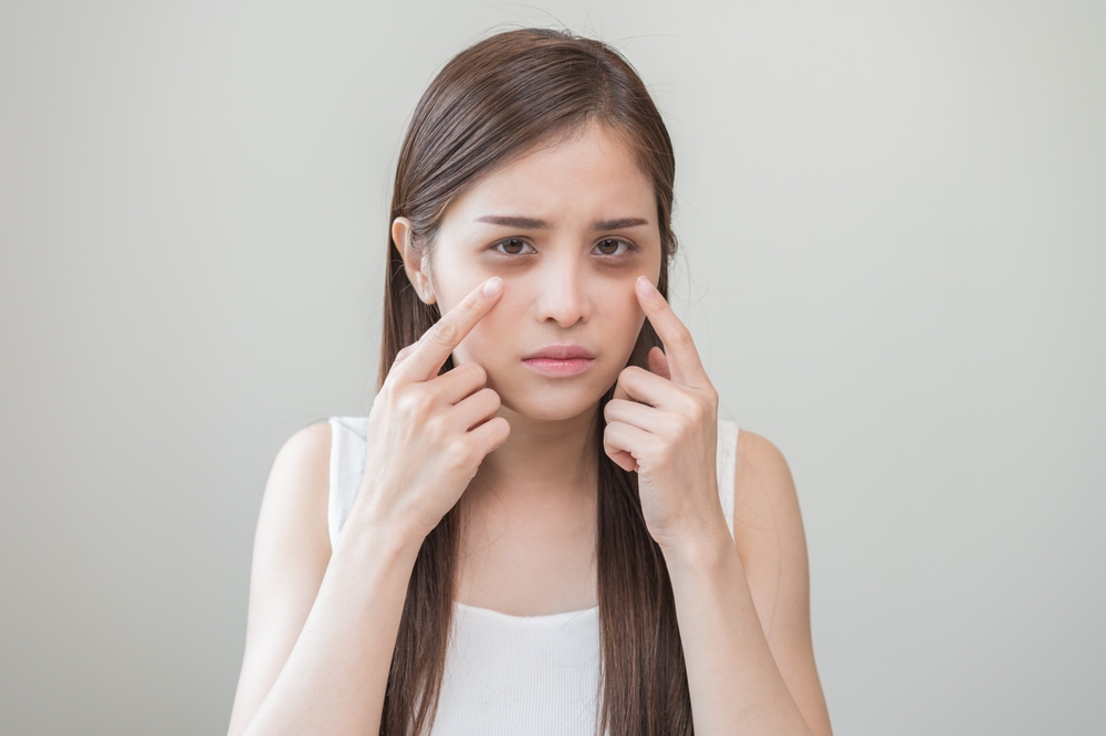 نمط الحياة والإجهاد اليومي يزيدان من وضوح الظلال والتجاعيد