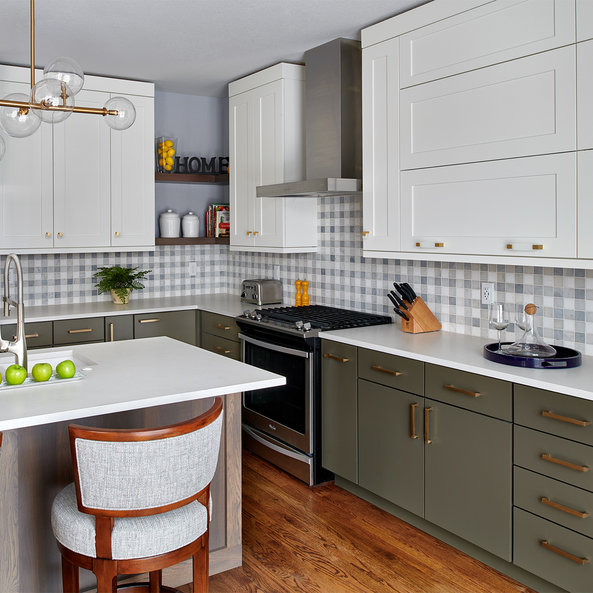 نمط الكاروهات يمنح المطبخ إحساسًا بالترتيب والتناغم