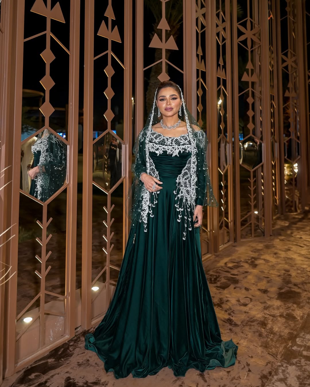 نهى نبيل بالثوب الطويل من المخمل باللون الأخضر الداكن