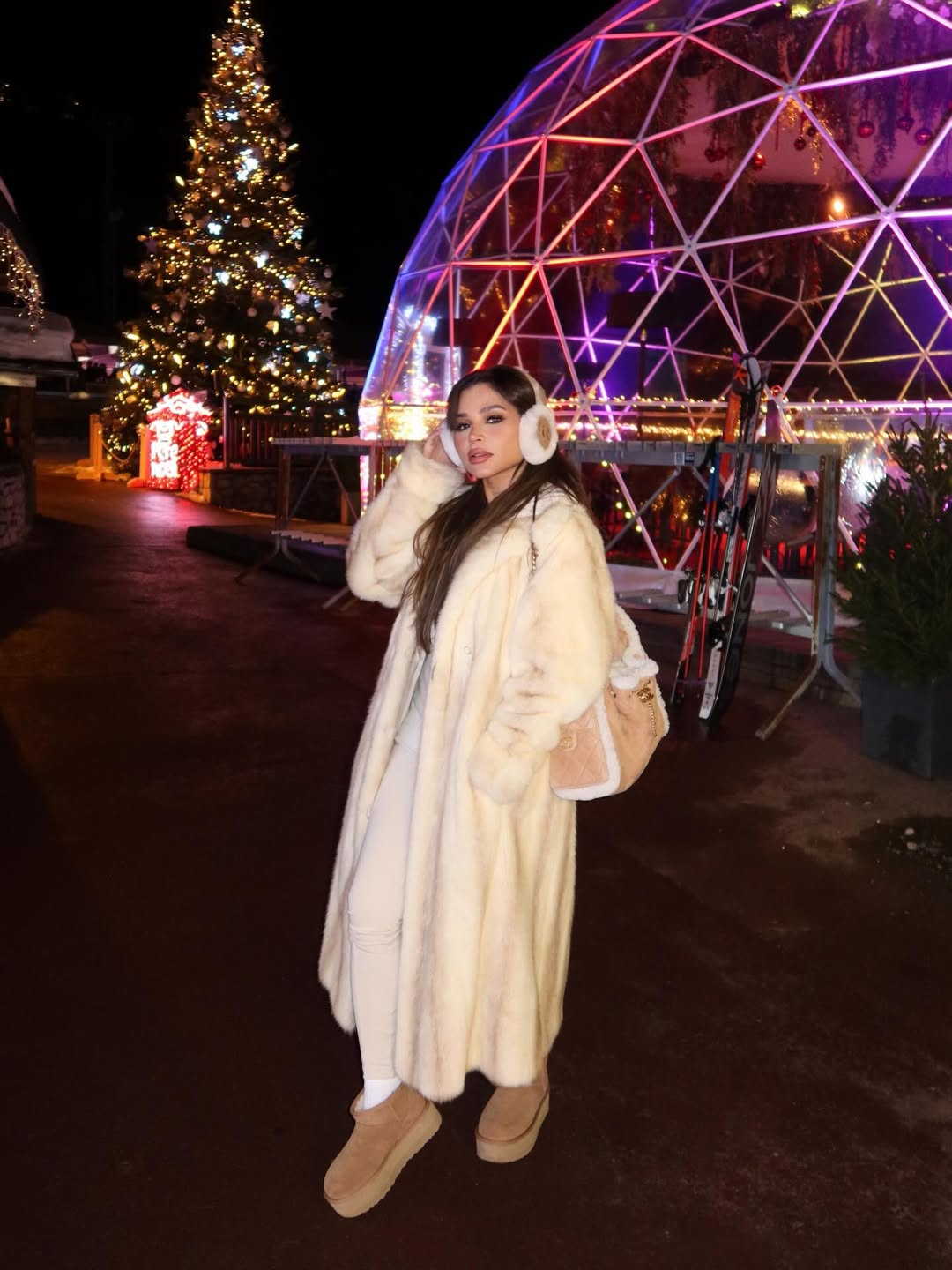 نهى نبيل بالمعطف الثقيل من الفرو بلون متناغم