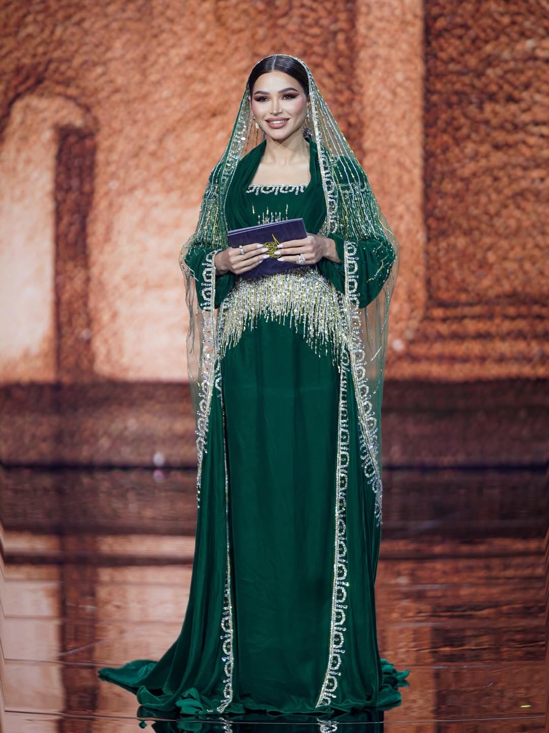 نهى نبيل بتصميم يولاند باللون الأخضر الزمردي من المخمل بقصة محتشمة