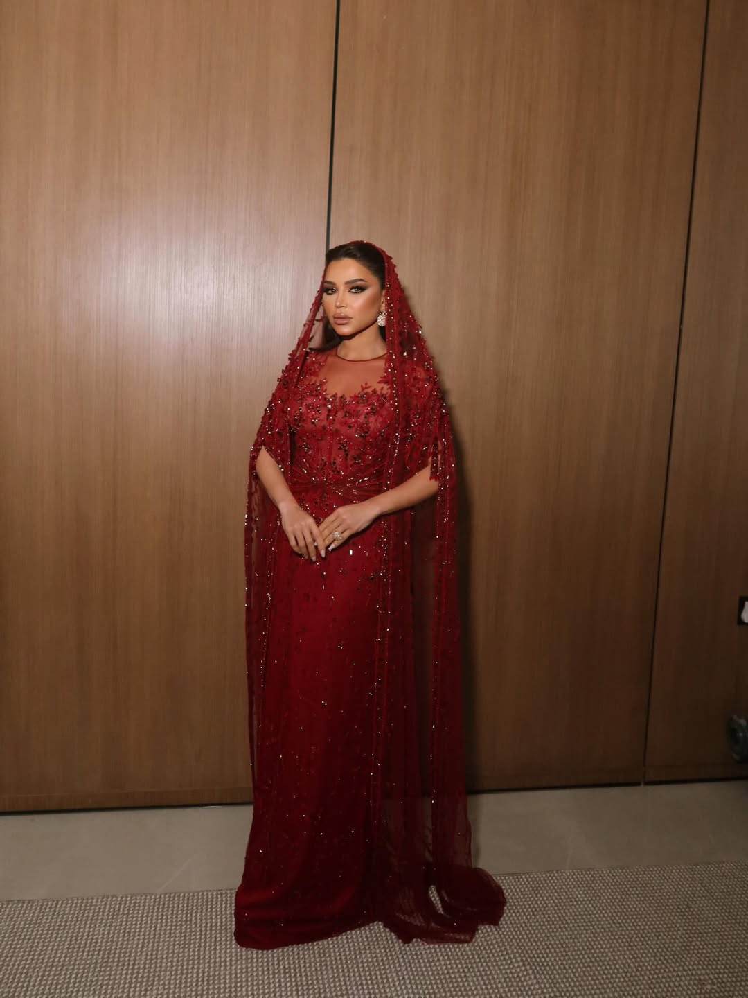 نهى نبيل بثوب طويل باللون الأحمر بتصميم خاص من توقيع لابورجوازي