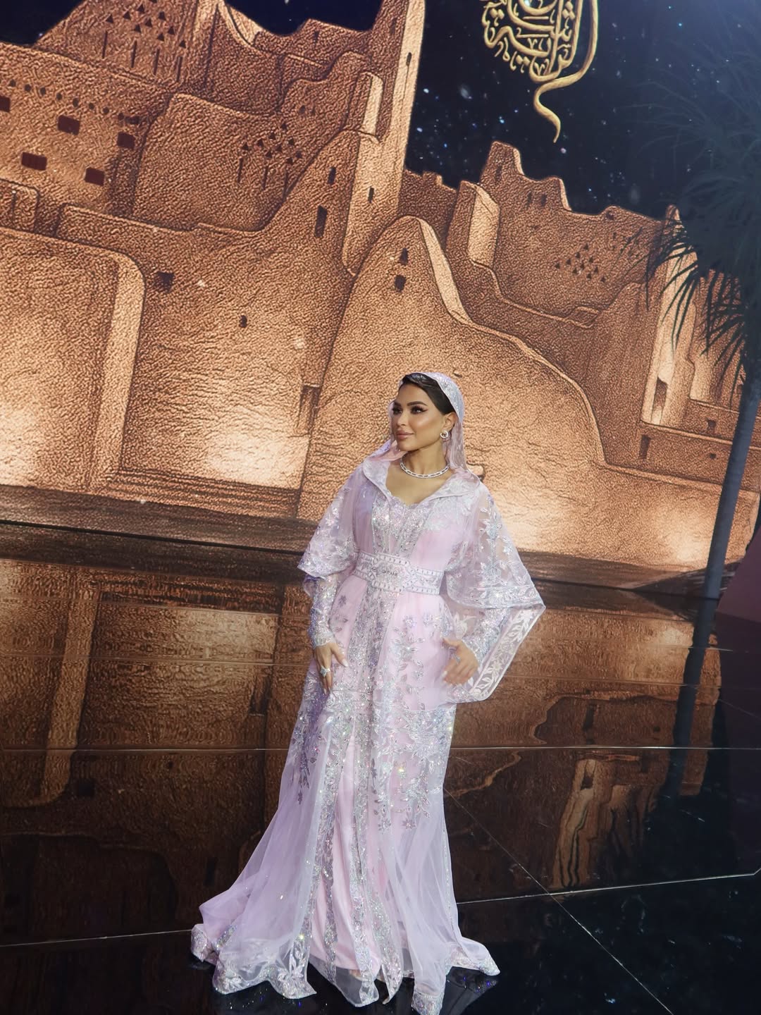 نهى نبيل بفستان تراثي محتشم باللون البنفسجي الفاتح