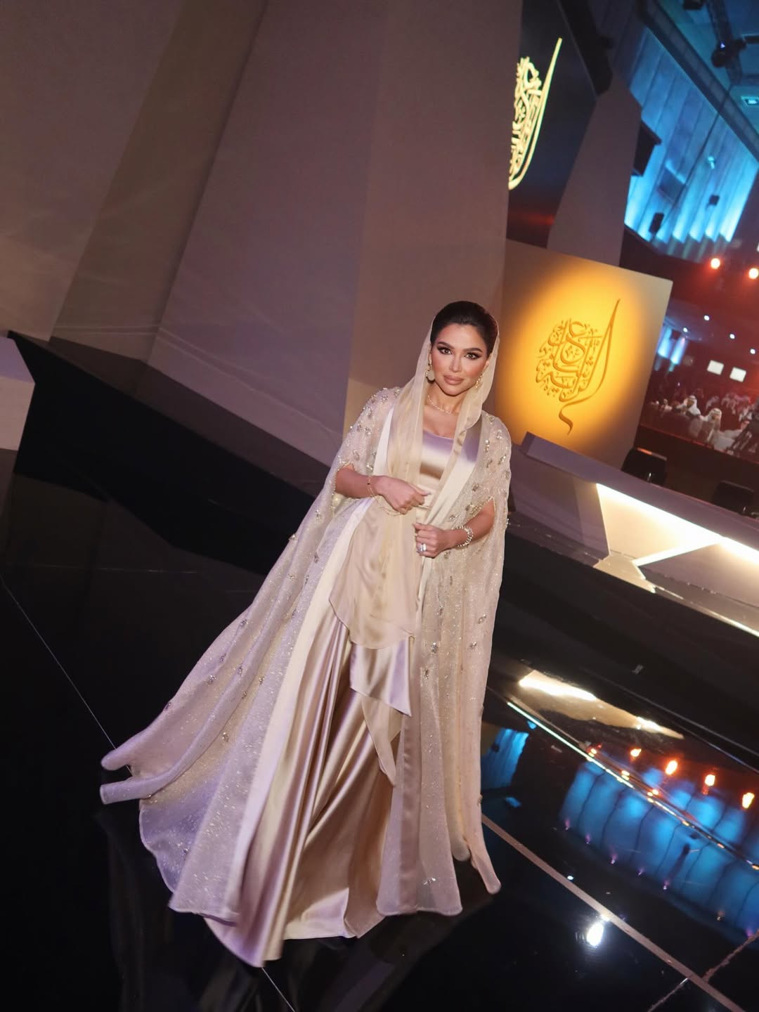 نهى نبيل بفستان حريري طويل ووقور باللون الذهبي الشاحب