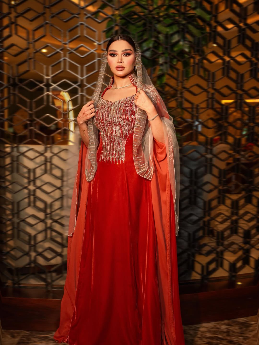 نهى نبيل ترتدي فستانا طويلا باللون الأحمر بقماش المخمل