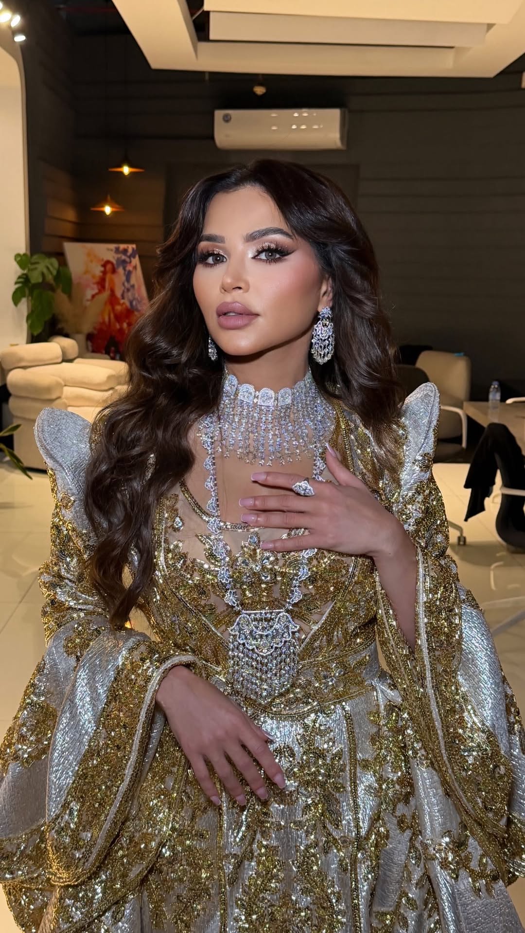 نهى نبيل مرتدية الثوب الإماراتي المطور باللون الذهبي