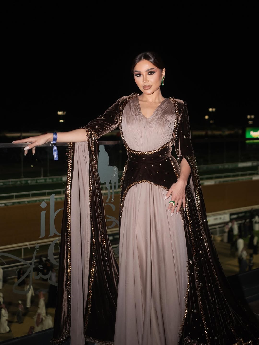 إطلالة نهى نبيل بفستان يدمج بين الحرير والمخمل من تراث السعودية