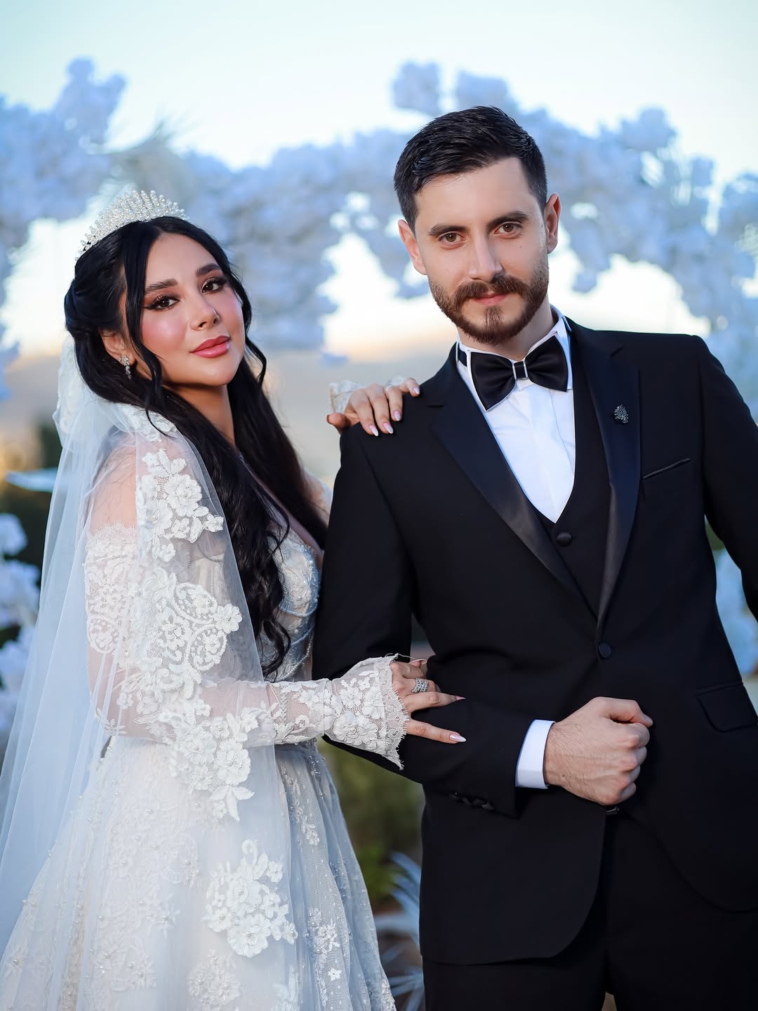 نوار سعد الدين ولارا بدري خلال حفل زفافهما