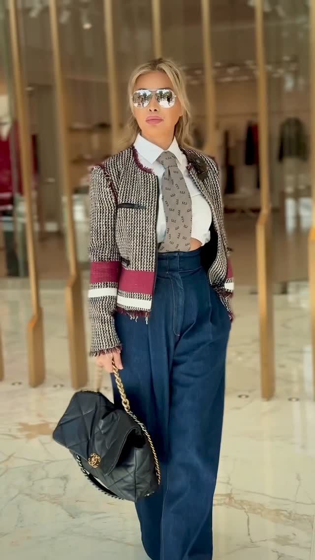 نوال الزغبي بإطلالة صباحية زينتها بربطة عنق عريضة ومنقوشة 