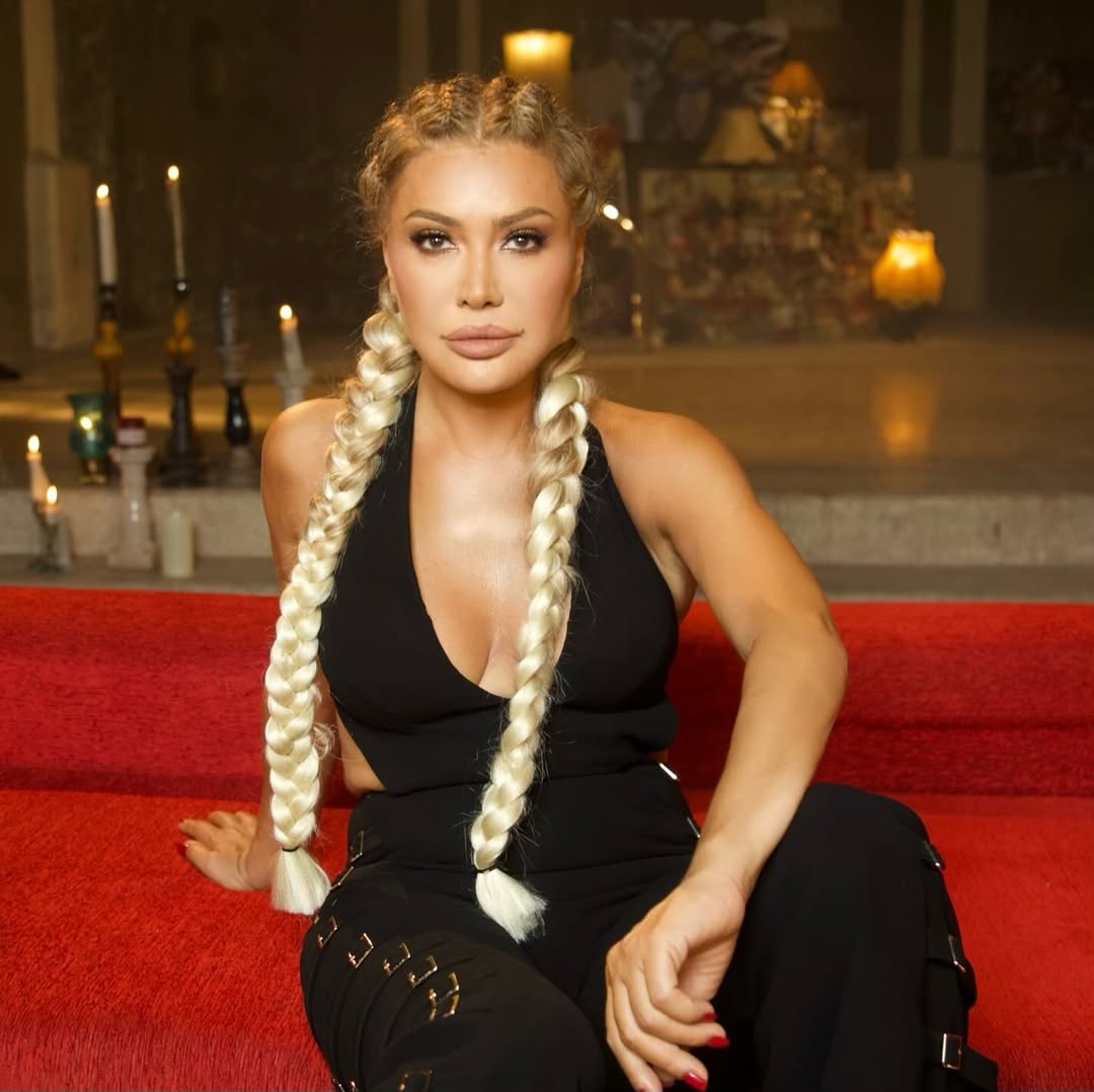 نوال الزغبي بجمبسوت أسود بتصميم أرجل واسعة