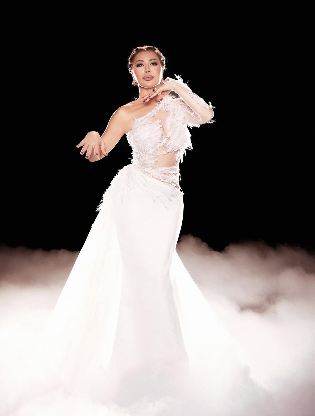 نوال الزغبي ترتدي فستانا باللون الأبيض بقصة الحورية