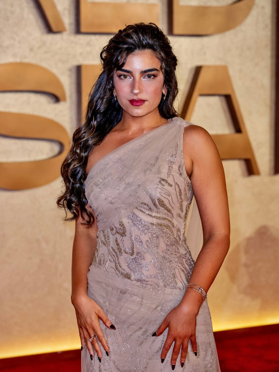 نور الخضراء بتسريحة شعر لافتة