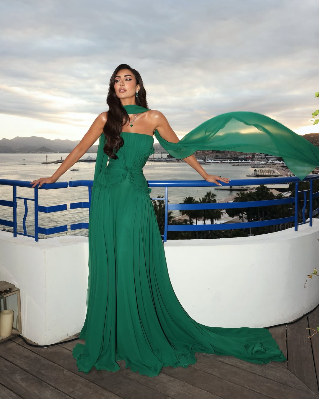 نور الغندور بالفستان الطويل من توقيع إيلي صعب باللونالأخضر الزمردي