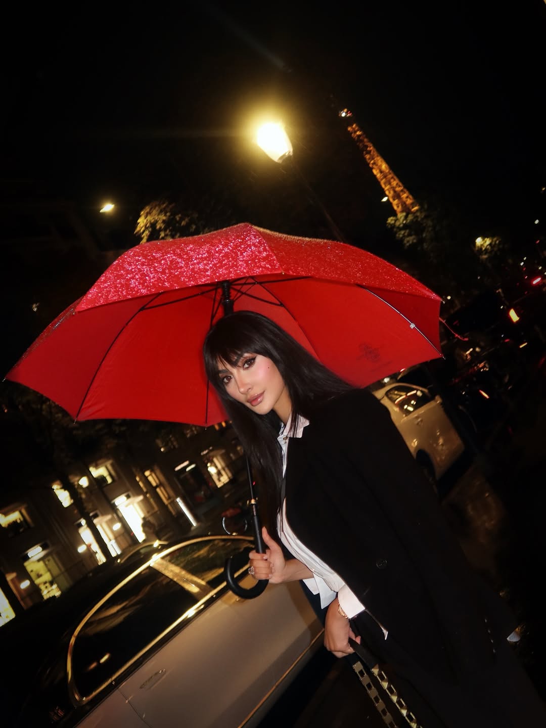 نور الغندور ببليزر أسود فوق كتفيها