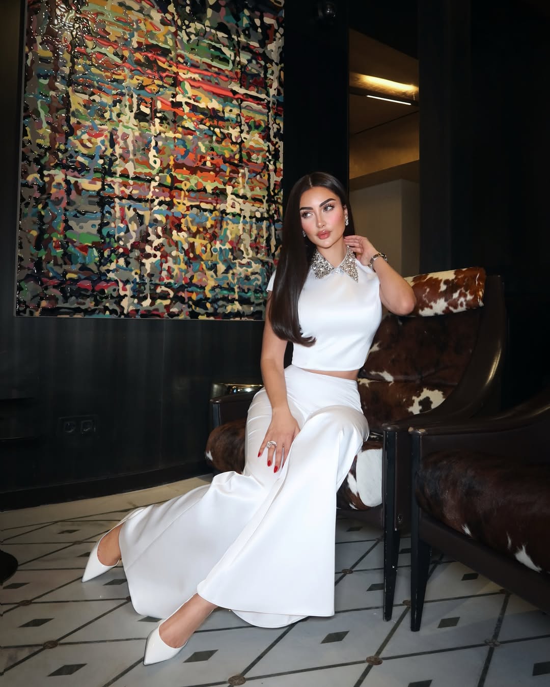 نور الغندور بطقم حريري رقيق باللون الأبيض