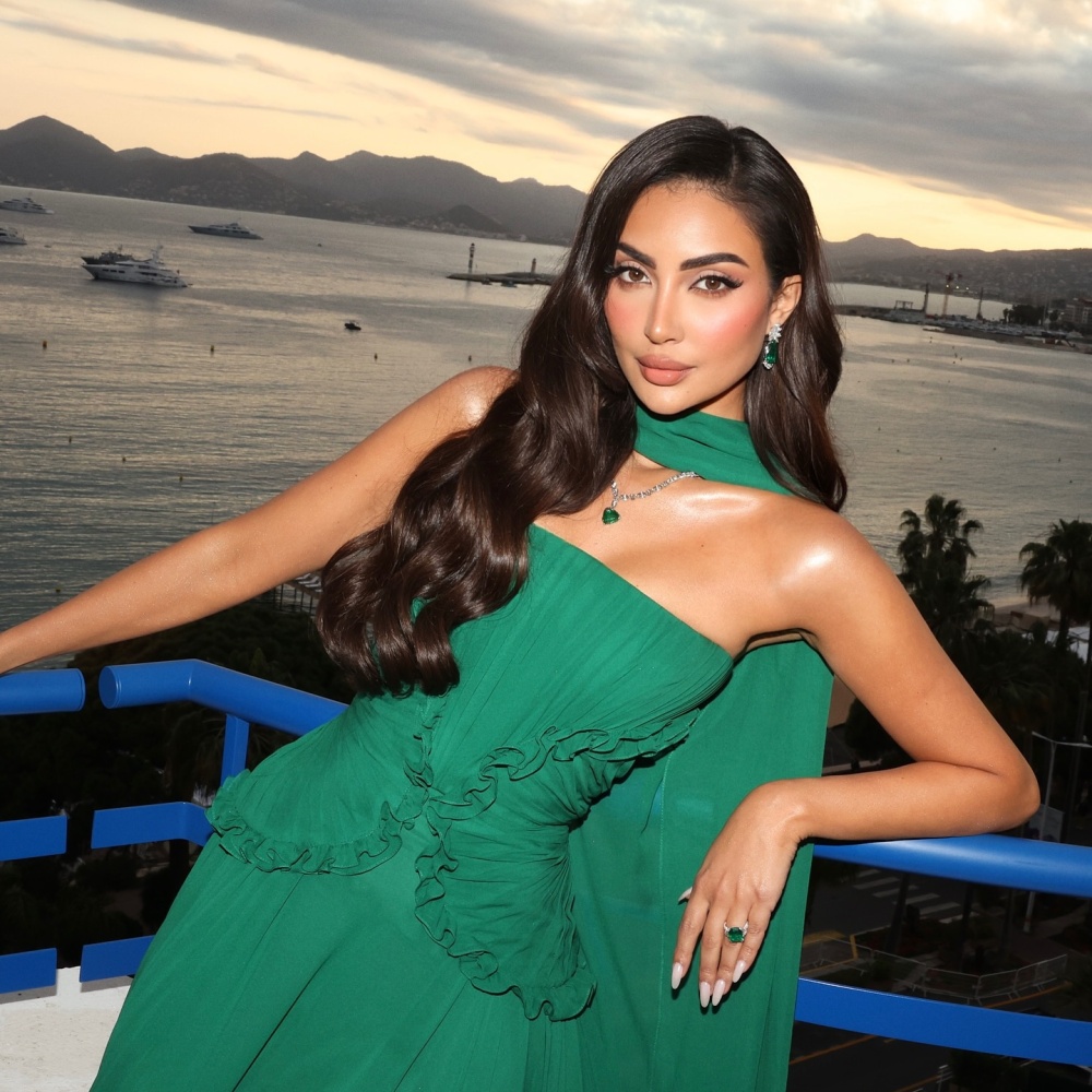 نور الغندور بعقد استثنائي من الألماس مطعم بحجر الزمرد من دار شوبارد Chopard