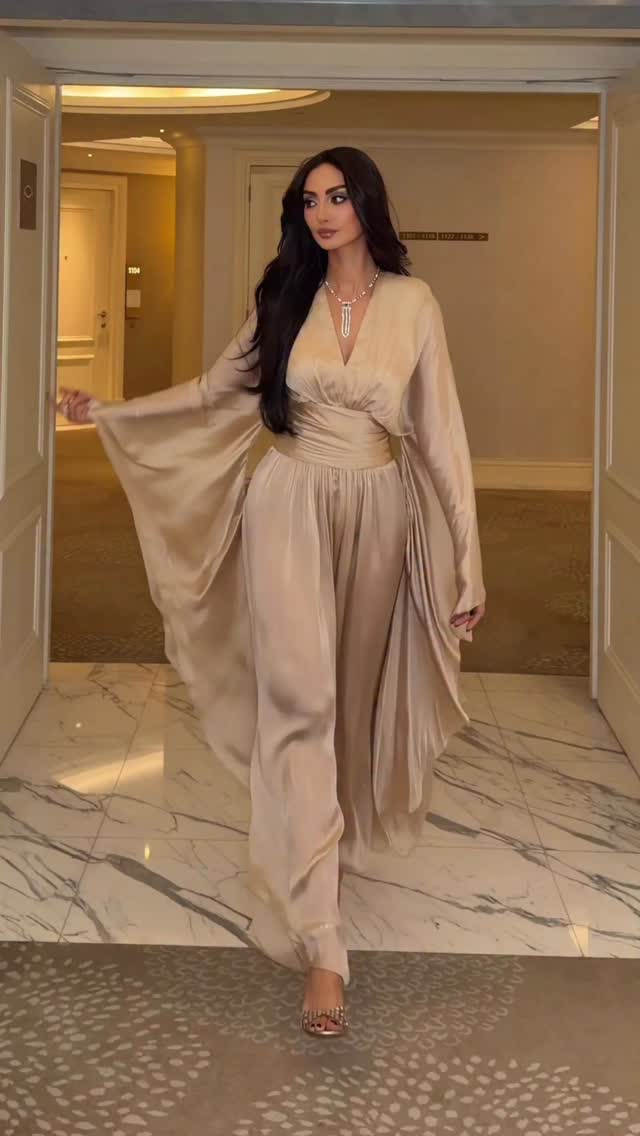 نور الغندور بفستان طويل من الحرير باللون الشامبين