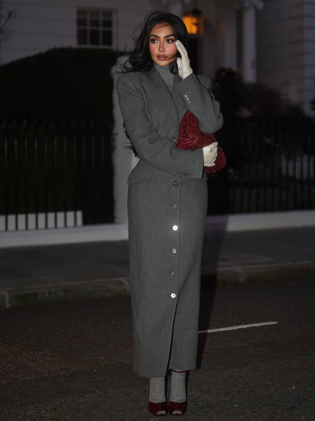 نور الغندور ترتدي المعطف الصوفي الطويل باللون الرمادي