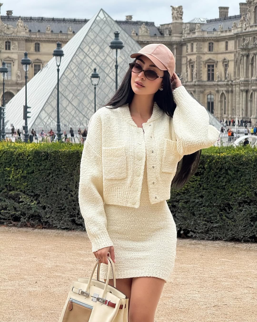 نور الغندور ترتدي طقما صوفيا باللون البيج الفاتح مكون من فستان ميني مجسم