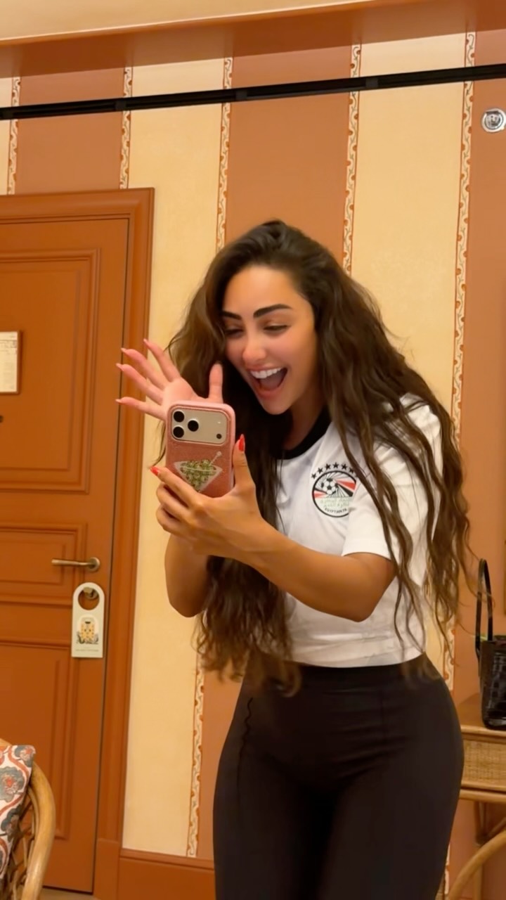 نور الغندور ترقص فرحا بفوز مصر